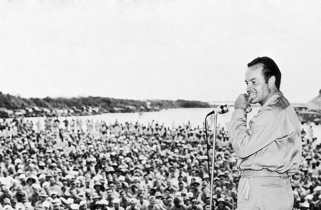 Bob-Hope_Pearl_Harbor_1944-2.jpg