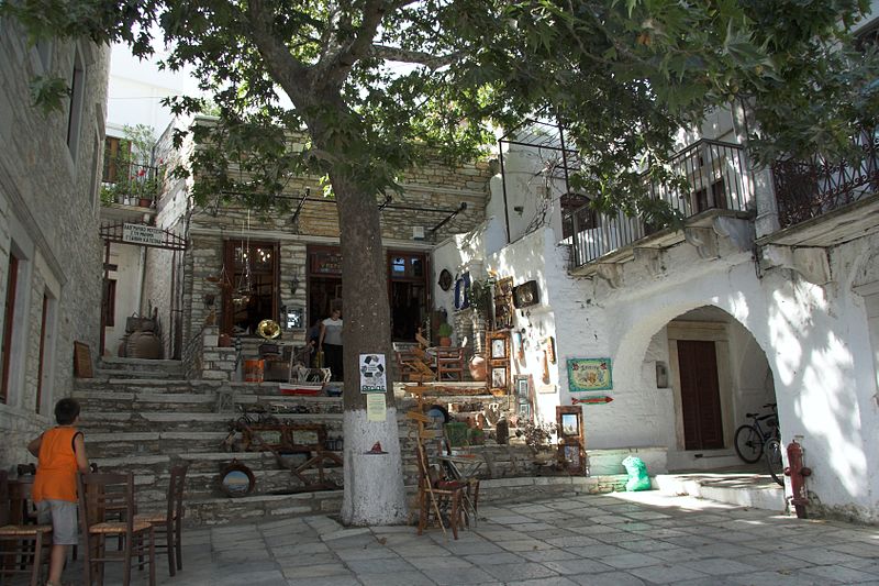 Square_in_Apeiranthos,_Naxos,_091406.jpg