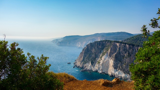 cliff-1699313_640.jpg