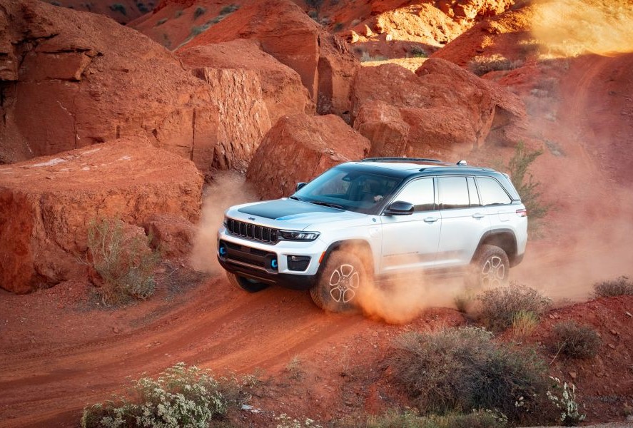 America Uk story about Jeep® Grand Cherokee 4xe Named 2023 Green 4x4 of the Year