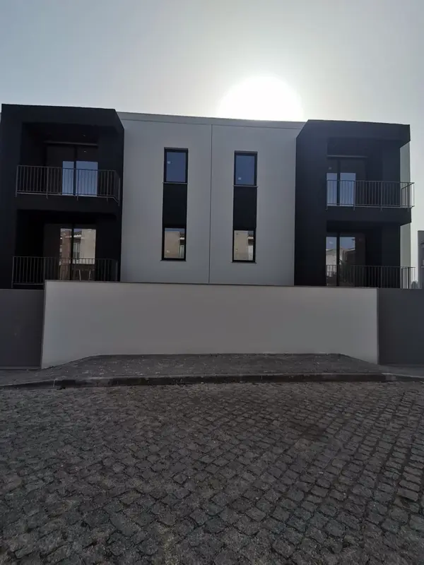 fachada de casas geminadas com arquitectura moderna em tons de preto e branco