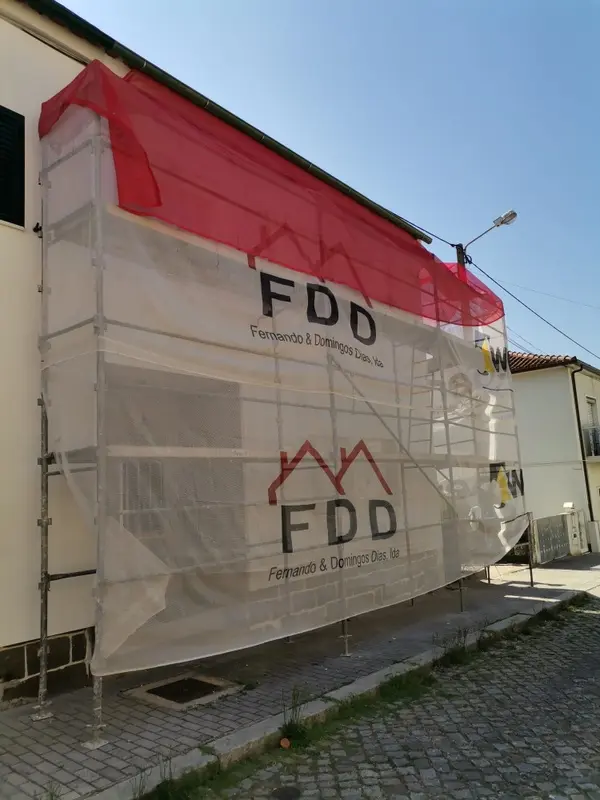 fachada de casa com toldo da marca FDD