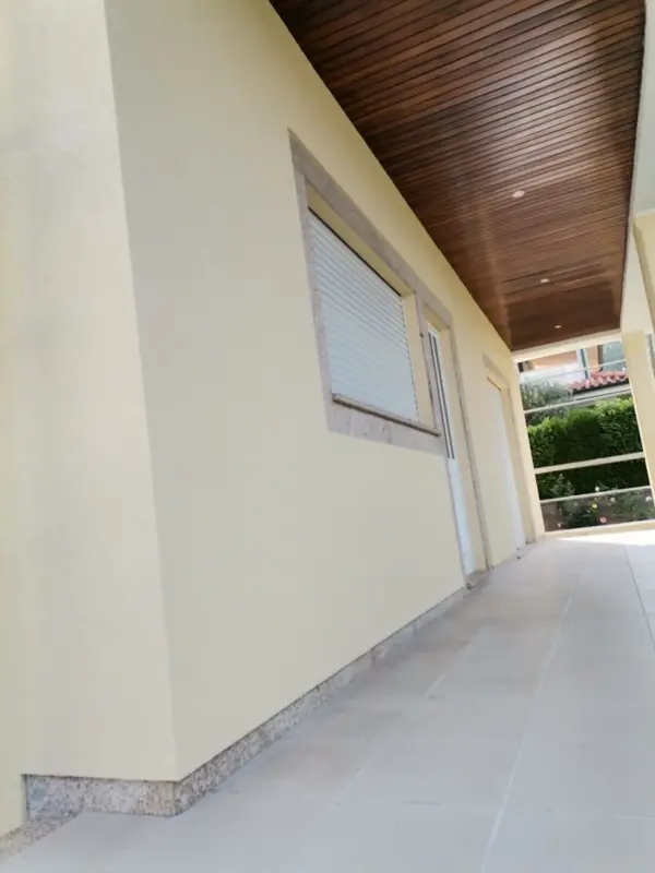 entrada de casa de cor amarela com tetos falsos e spots luminosos