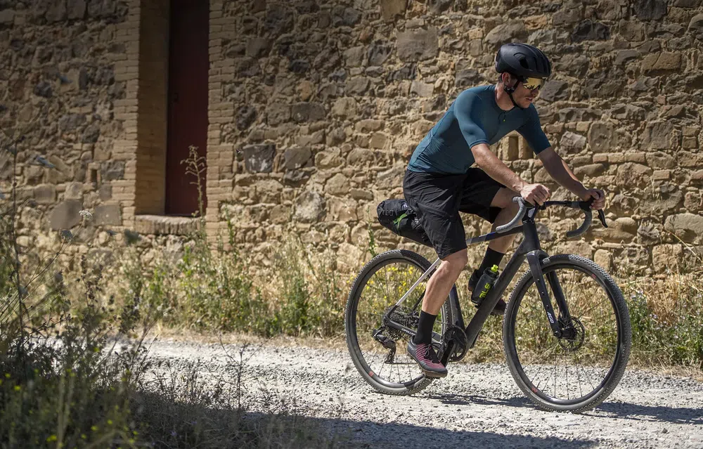 Gravel cyclist wearing Ale clothing