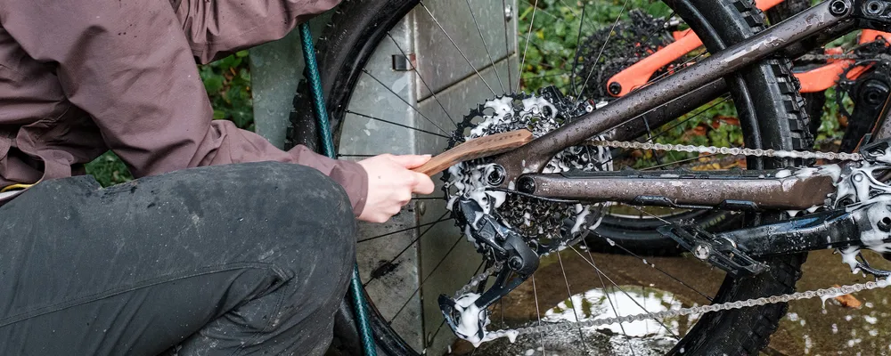 cleaning drive train on a bike