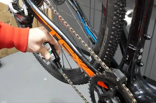 lubricating a bike chain with bike chain lube