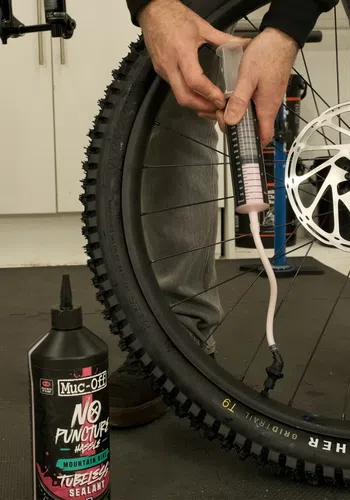 Tubeless sealant fill through valve