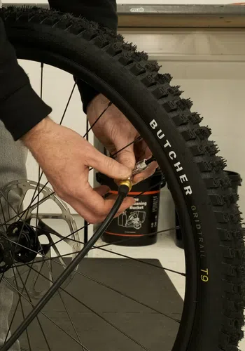 inflating mtb tubeless tyre