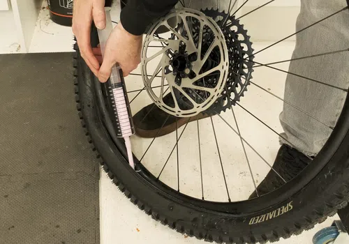 injecting tubeless sealant directly in to the mtb tyre