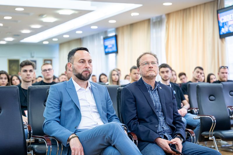https://eu-west-2.graphassets.com/AJFK7uITaS0qcX6HzMQRFz/resize=fit:clip,height:800,width:800/M5e7ilMhSg25TtLqMrDF