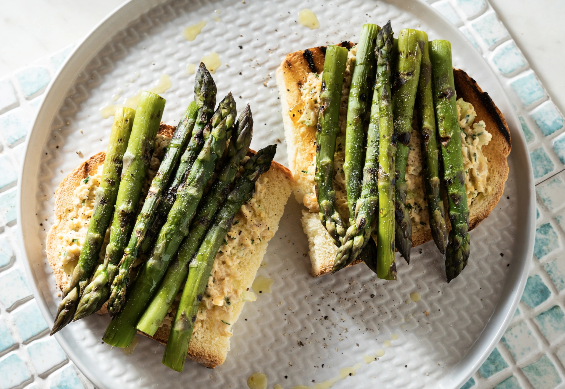 hummus with asparagus