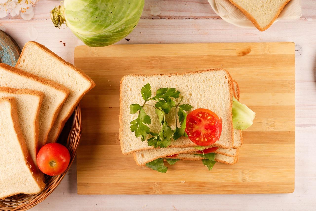 toast slices with tomato and coriander representing one of the sustainable resolutions in 2024 for the vertical farming blog