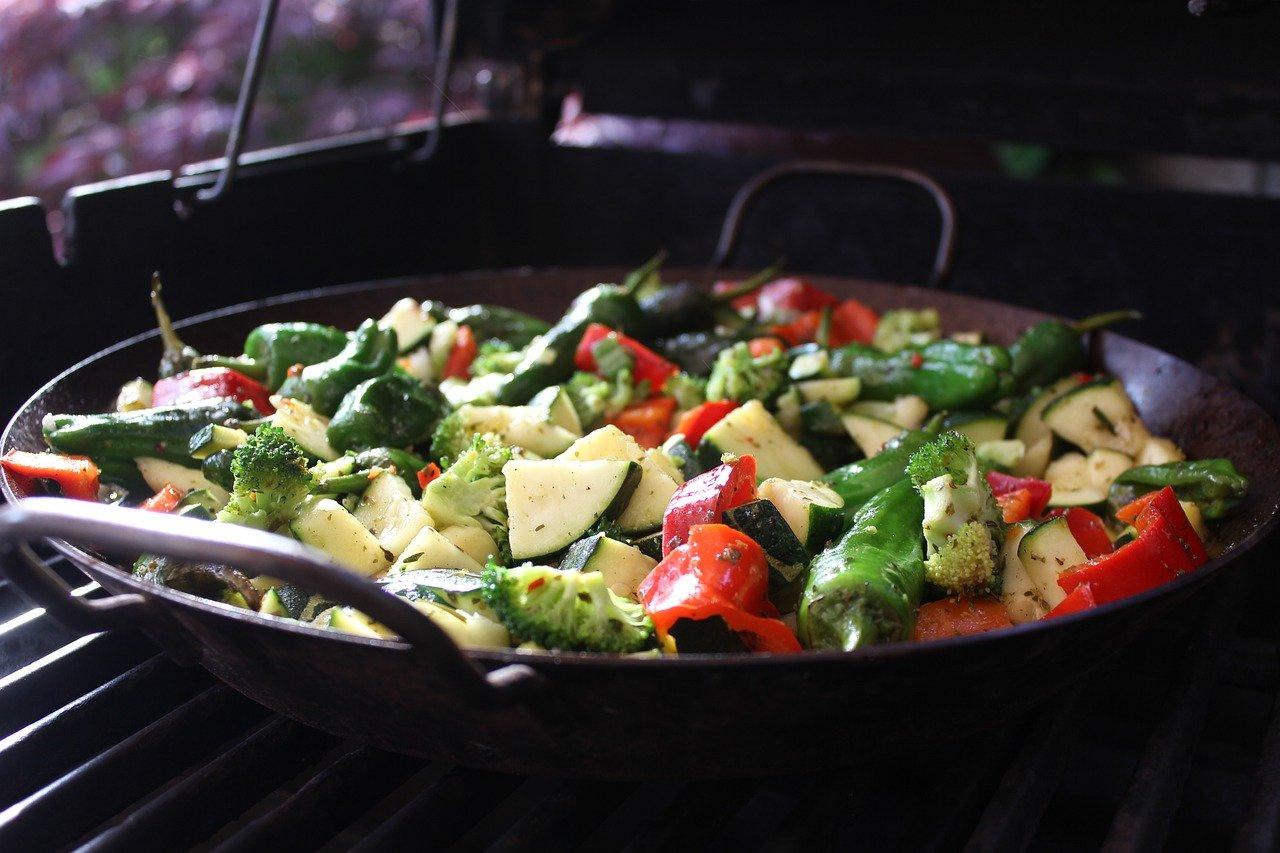pan of fried vegetables on a stove as one of the sustainable resolutions in 2024 for the vertical farming blog