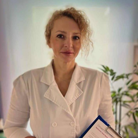 Image of Doctor Joanna Ciurko Working in Trichology department