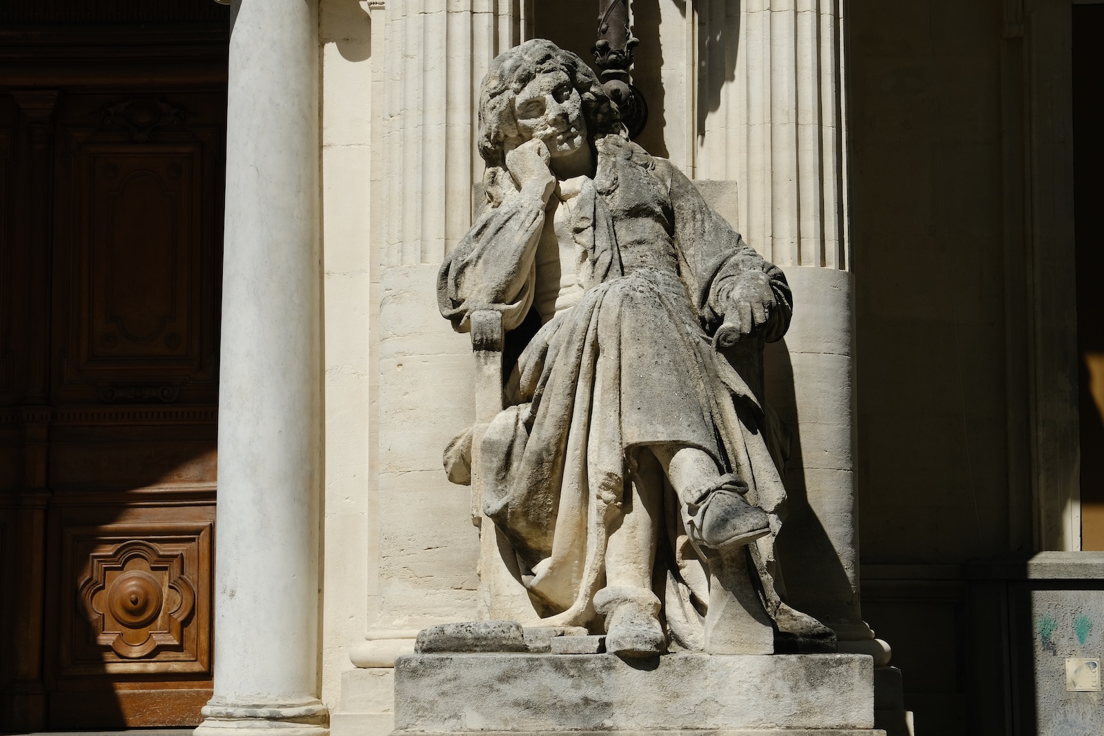 Place de l’Horloge Statues