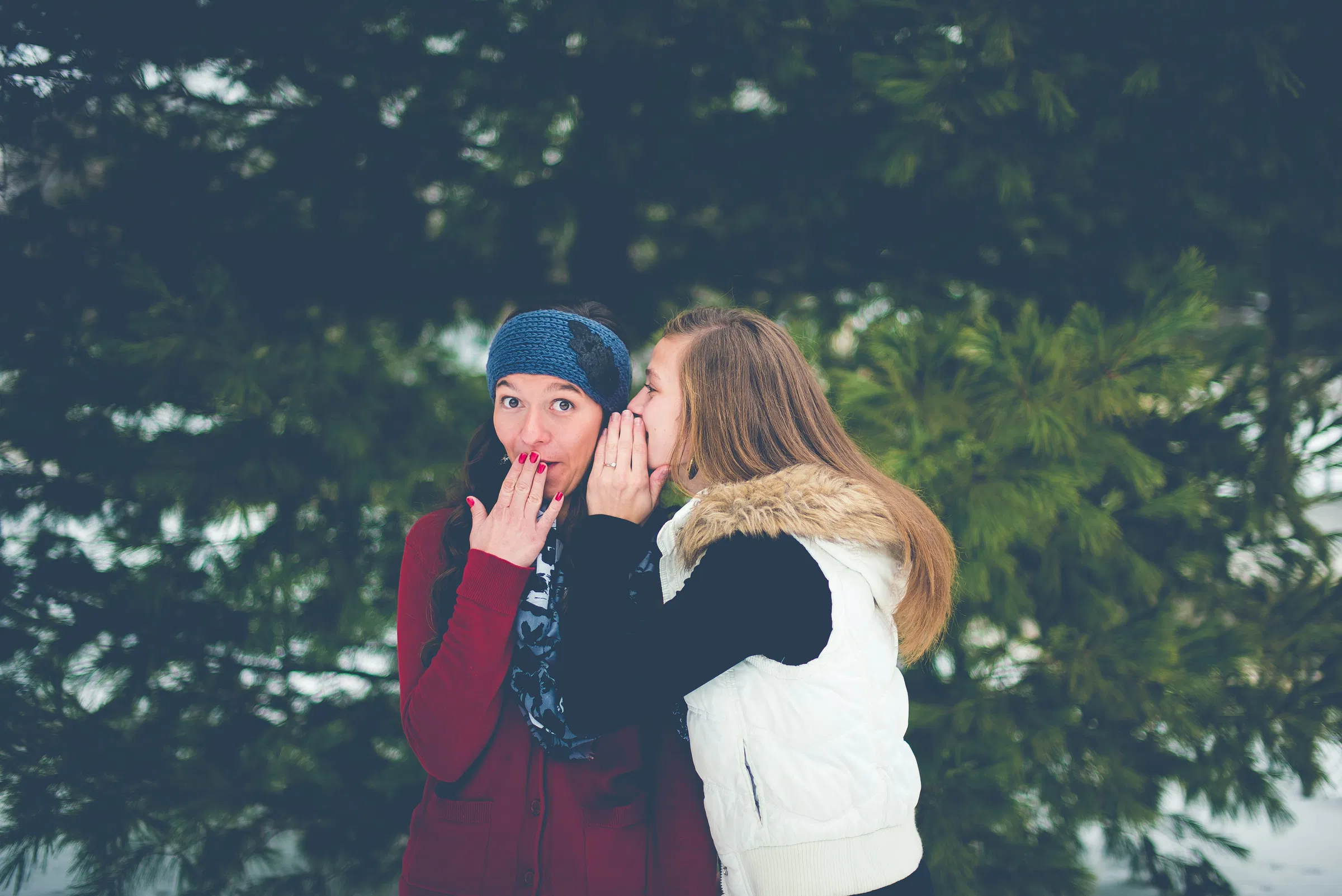 Femmes qui se disent un secret.webp