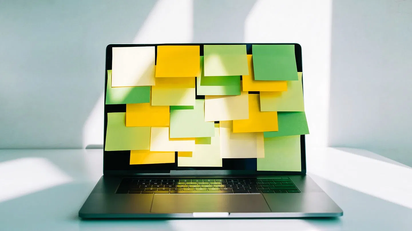 ordinateur post its.webp