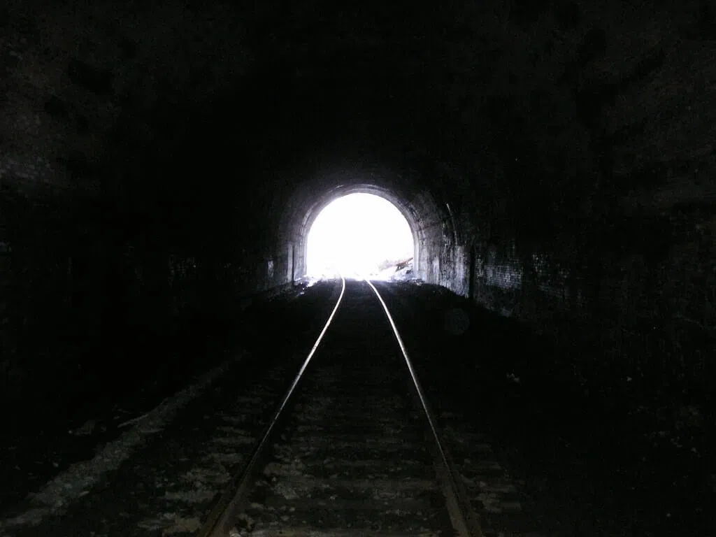 lumière au bout du tunnel.webp
