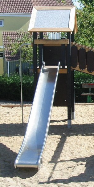 Slide without upper wings