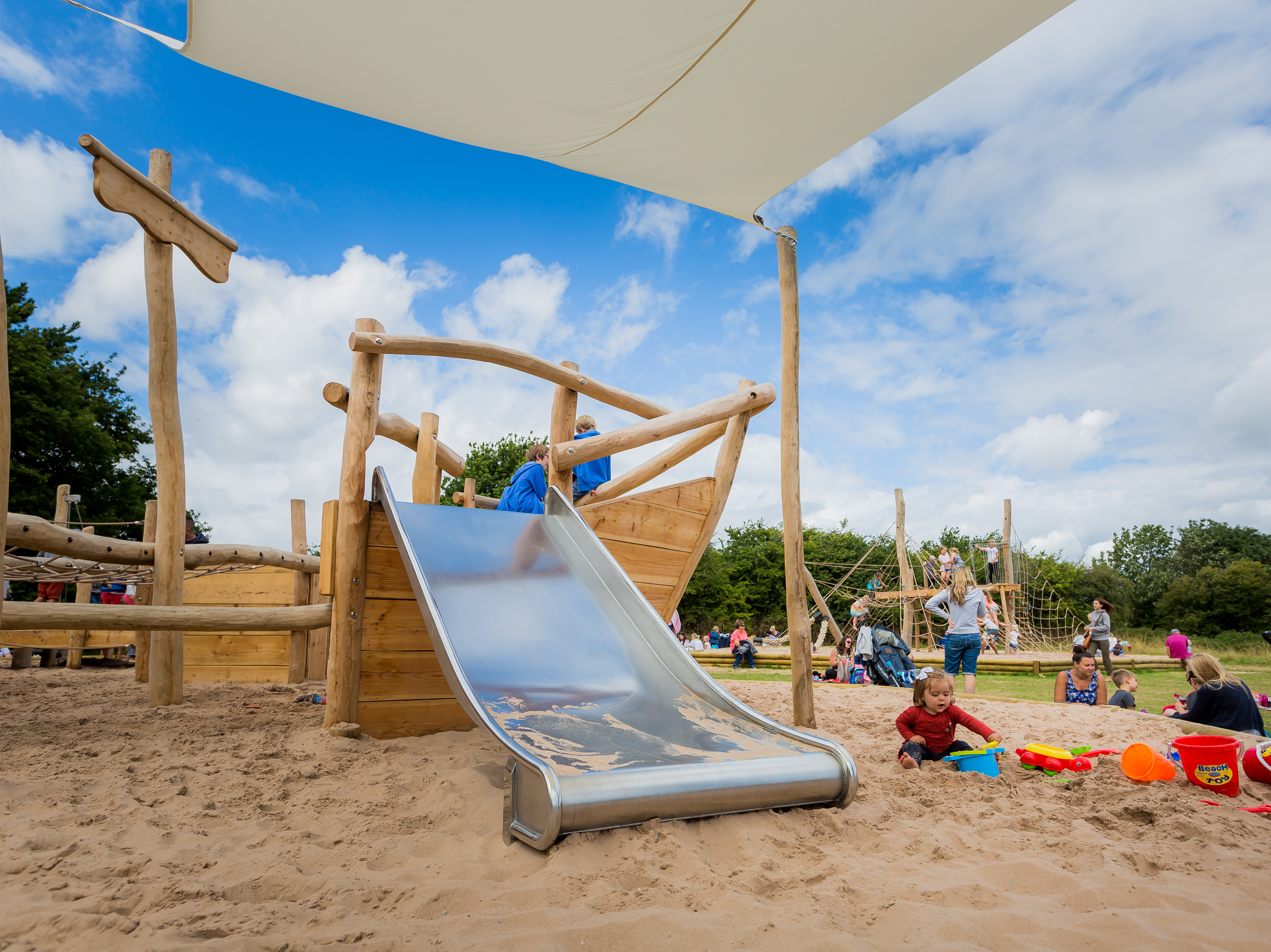 Slide without upper wings