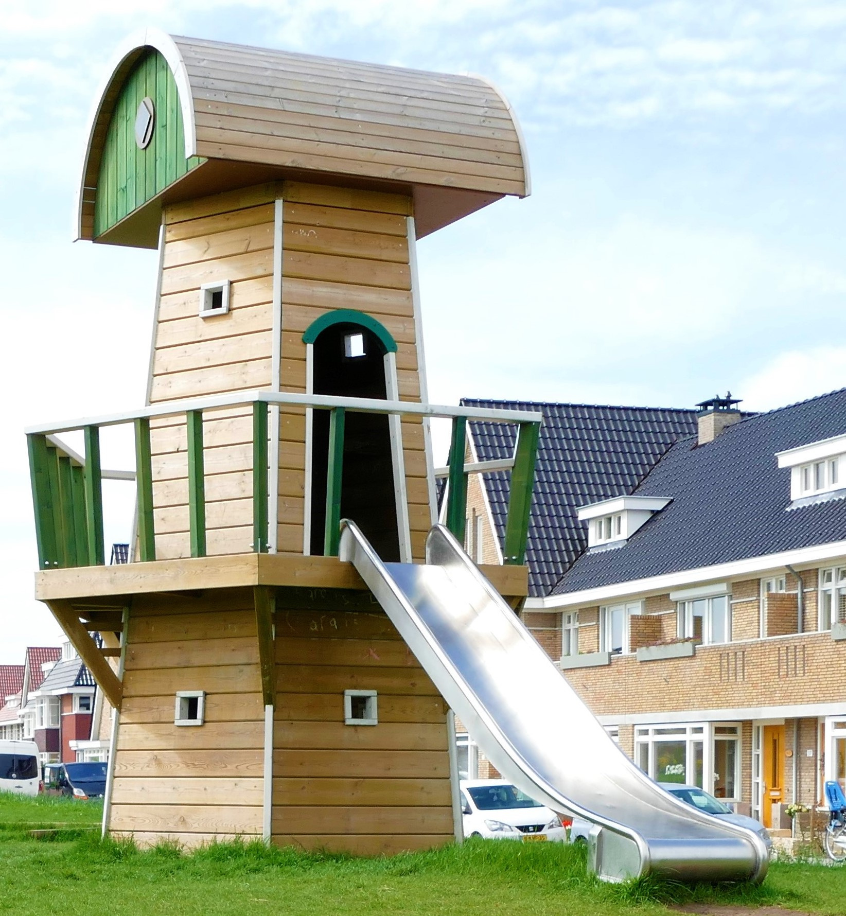 Slide without upper wings