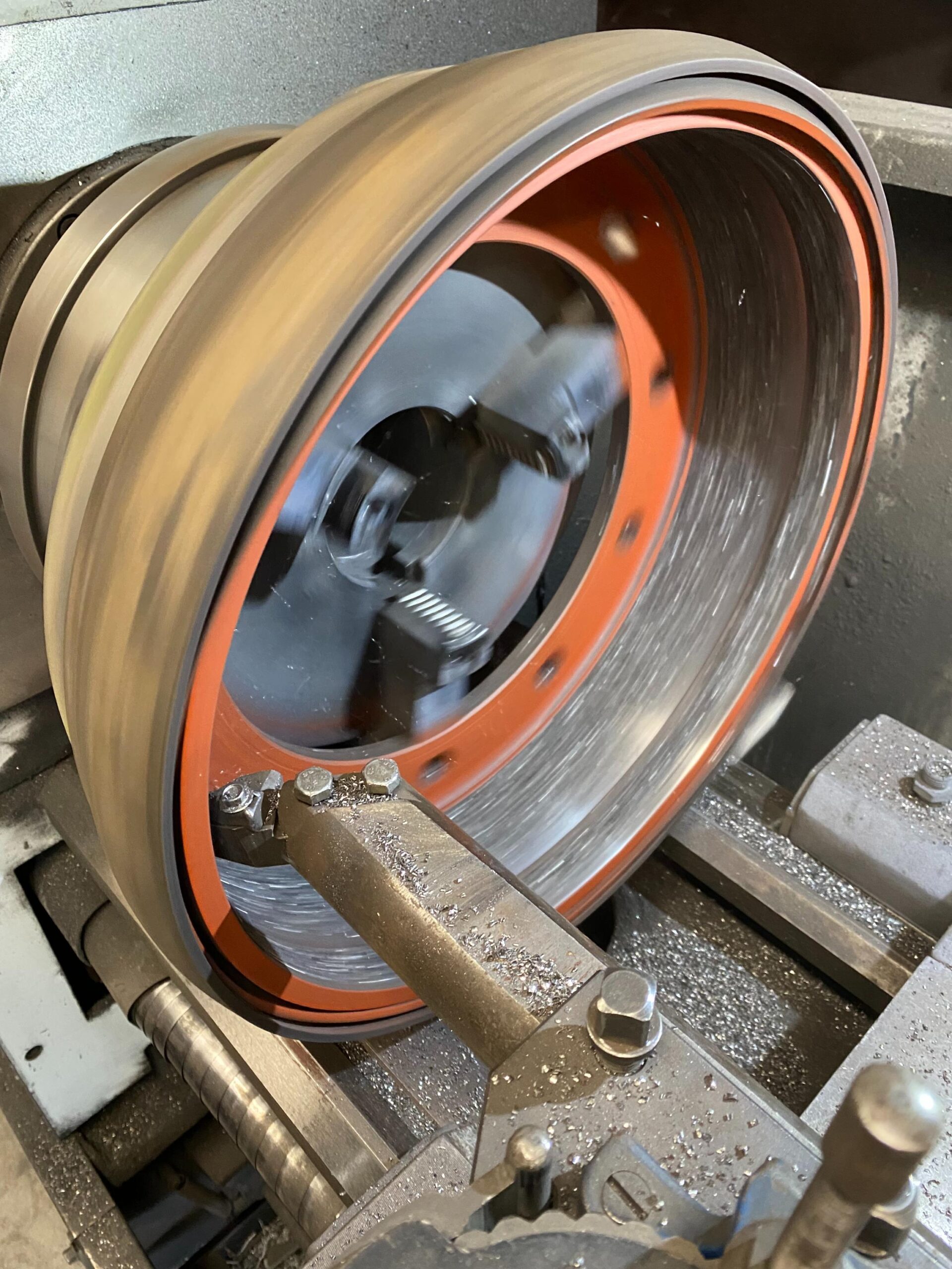 Vekoma draait remtrommels uit als onderdeel van remtrommel revisie.