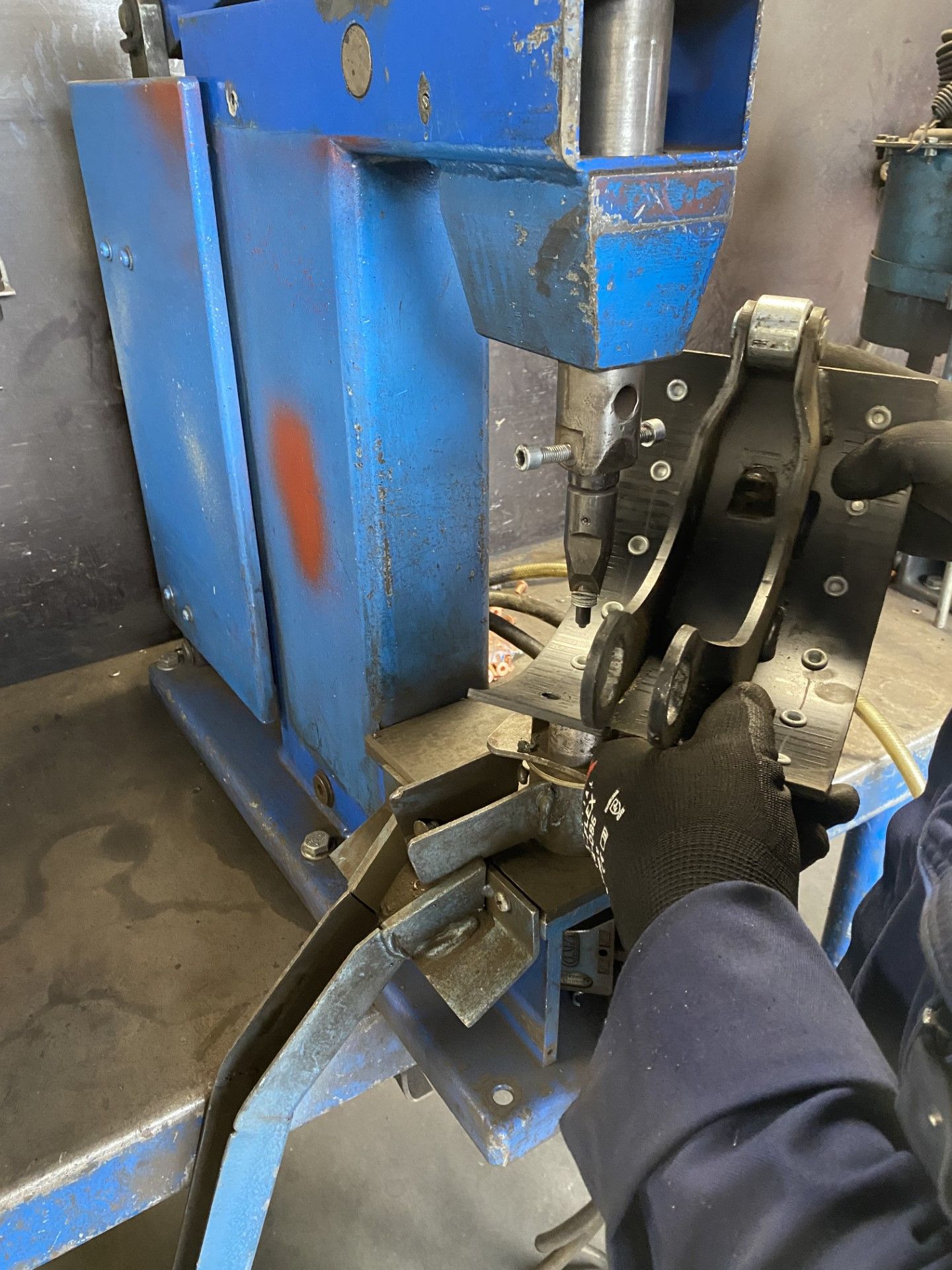 Remschoen revisie bij Vekoma. Klinken van remvoering