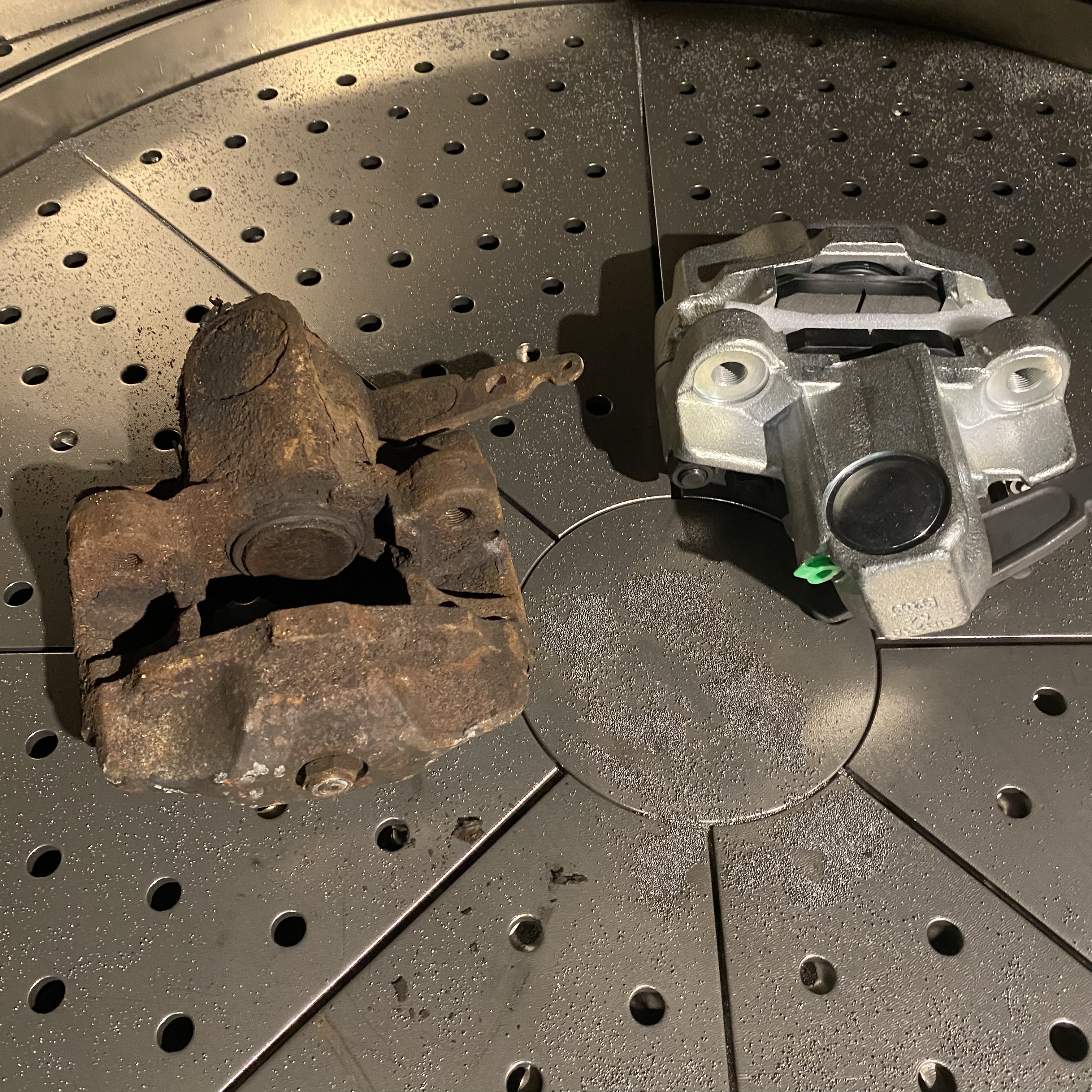 Remklauw voor en na revisie door Vekoma