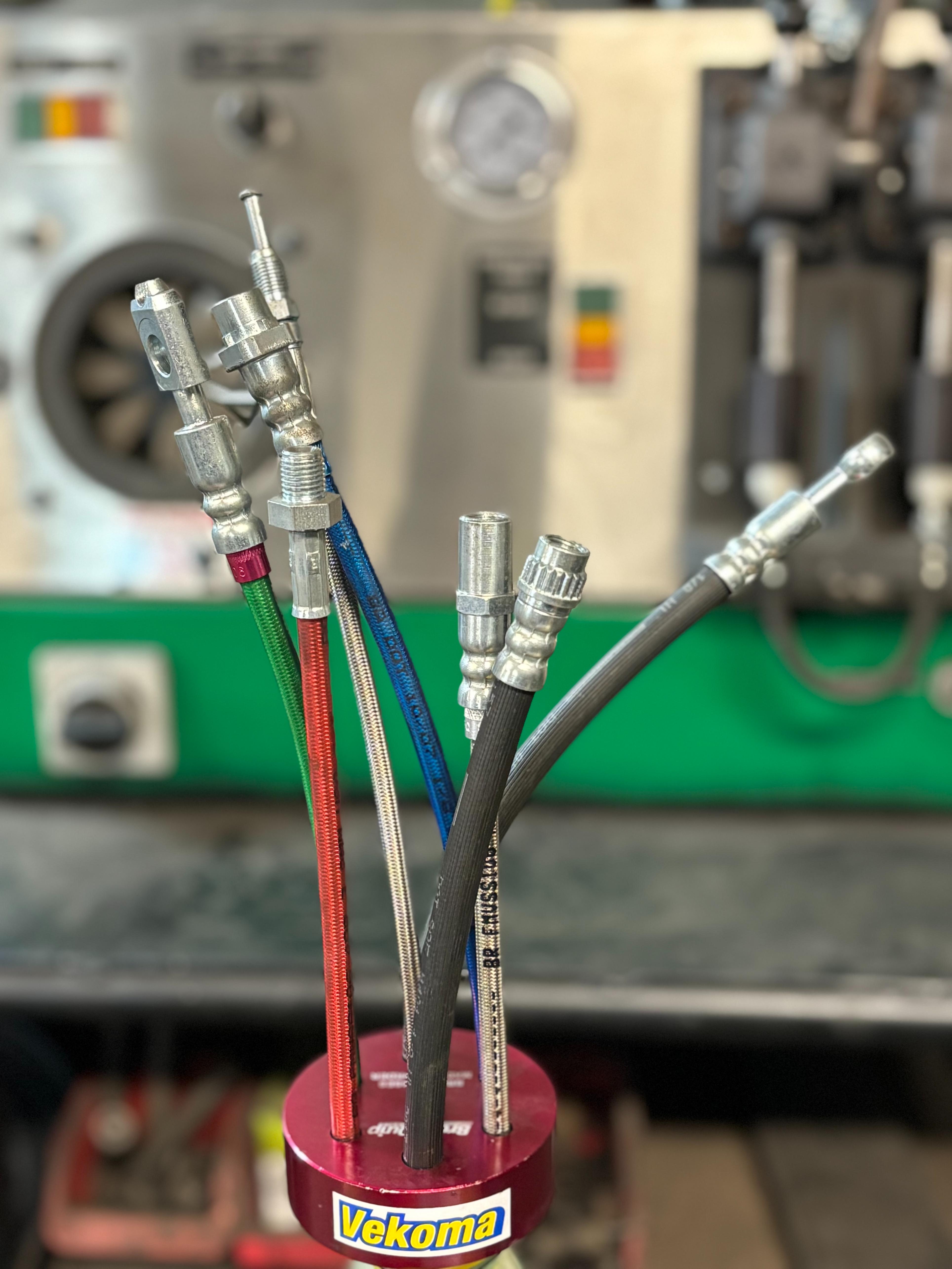 Vekoma reviseert en perst remslangen en remleidingen.