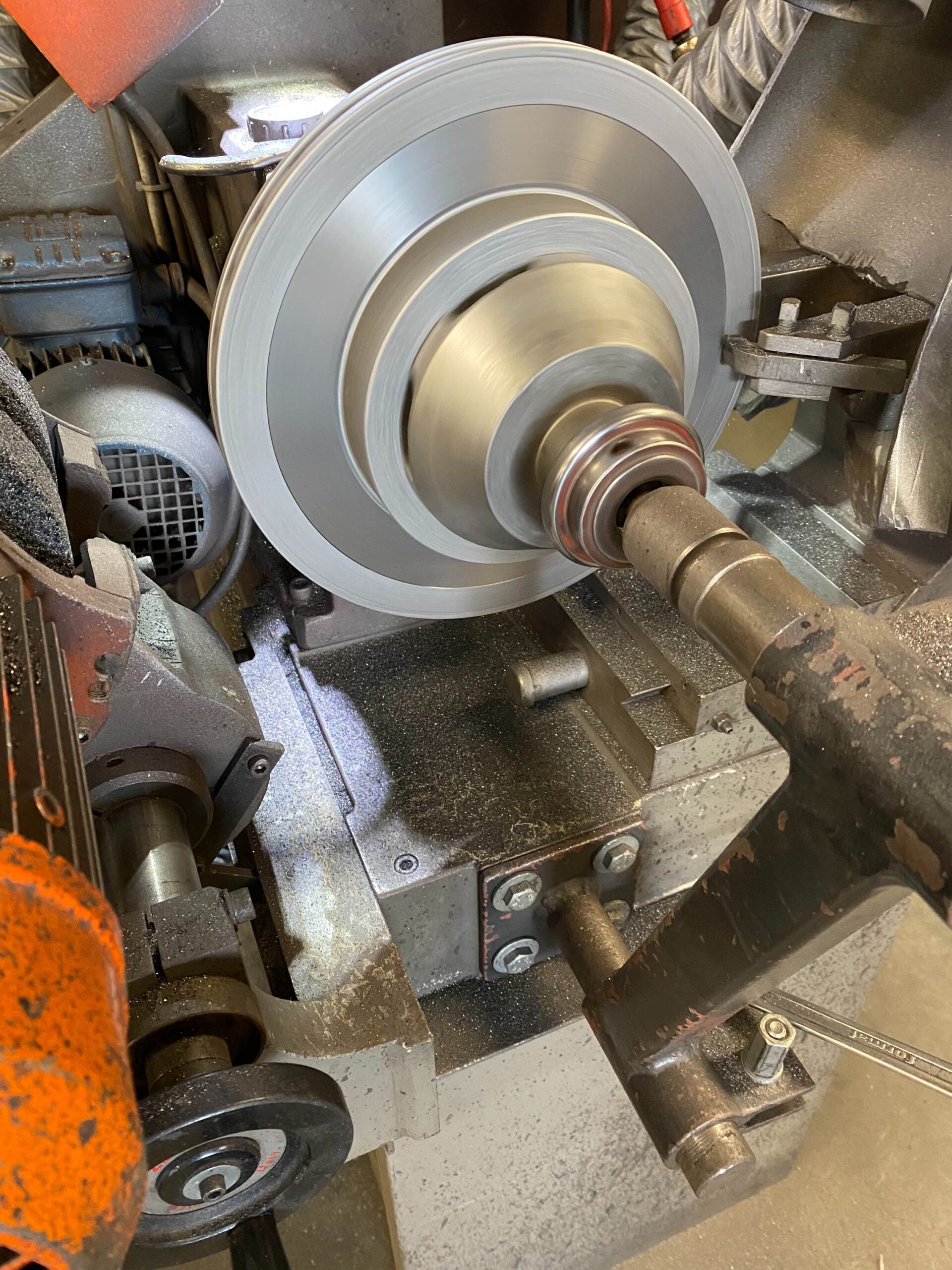 Vekoma draait remschijven nauwkeuring af