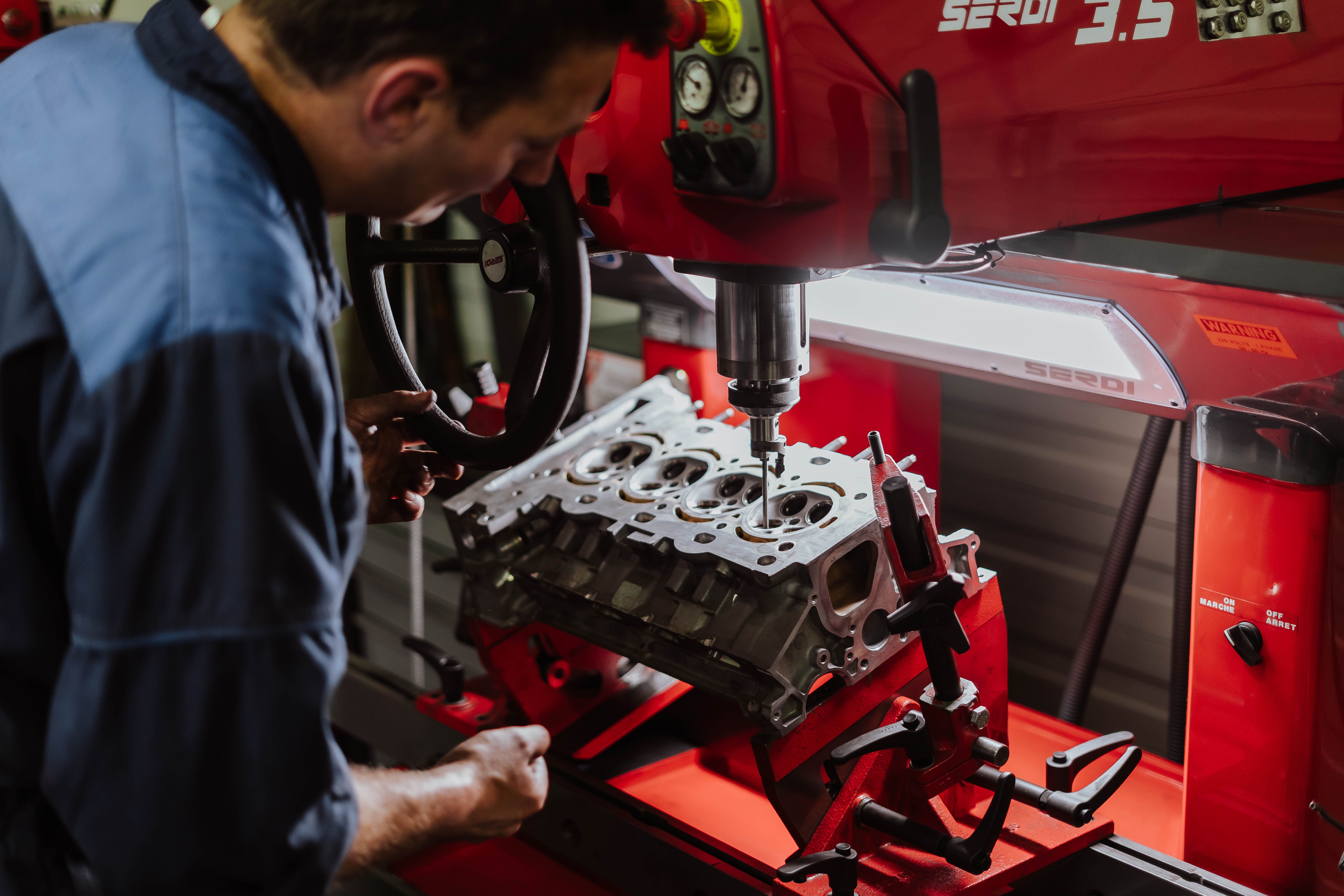 Cilinderkop revisie bij Vekoma. Cilinderkop klepgeleiders bewerken.