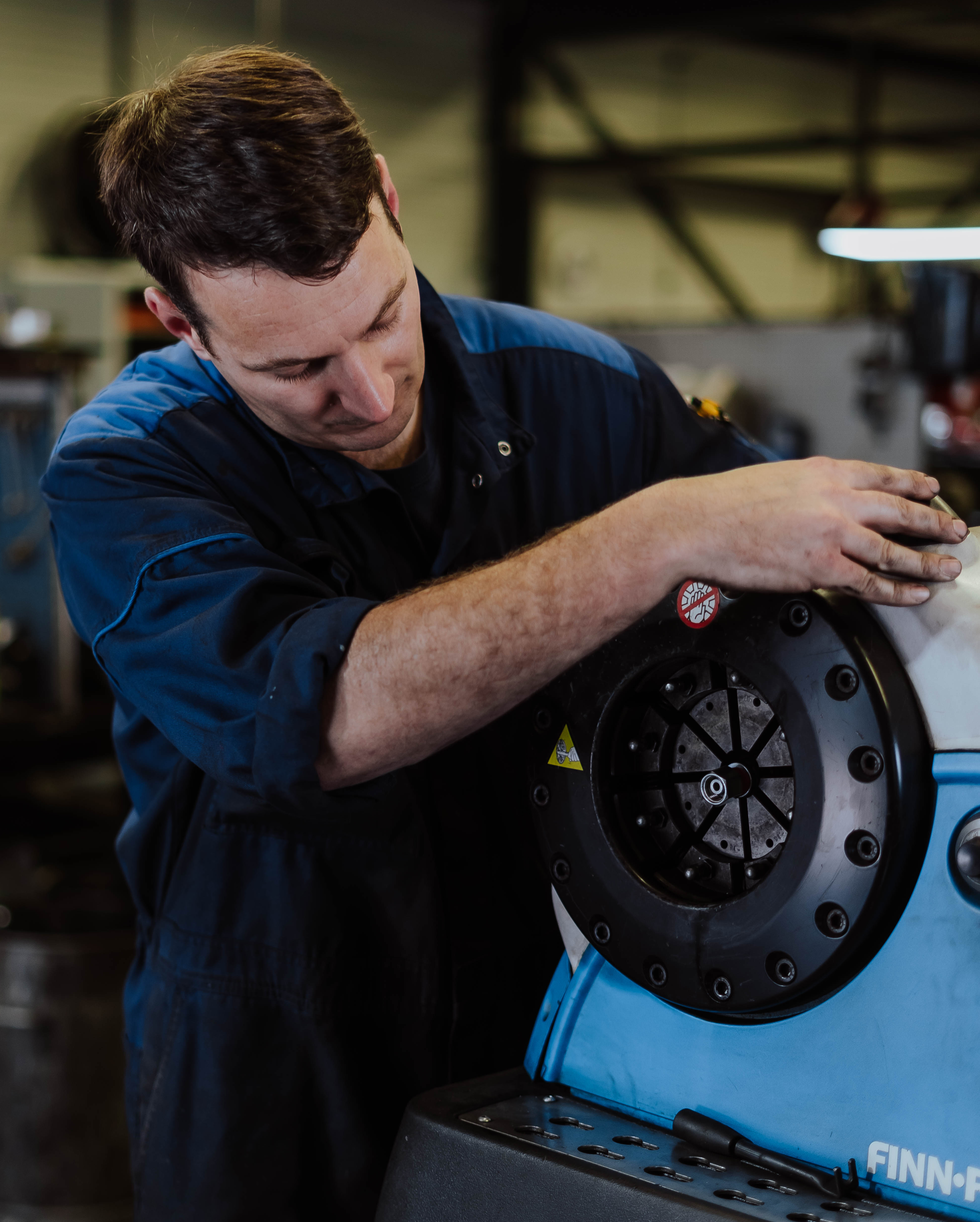 Hydrauliekslang persen bij Vekoma. Wij persen de fitting op een hydrauliekslang met onze eigen hydrauliekslangpers. We hebben verschillende hydrauliekslangen en hydrauliekkoppelingen op voorraad.