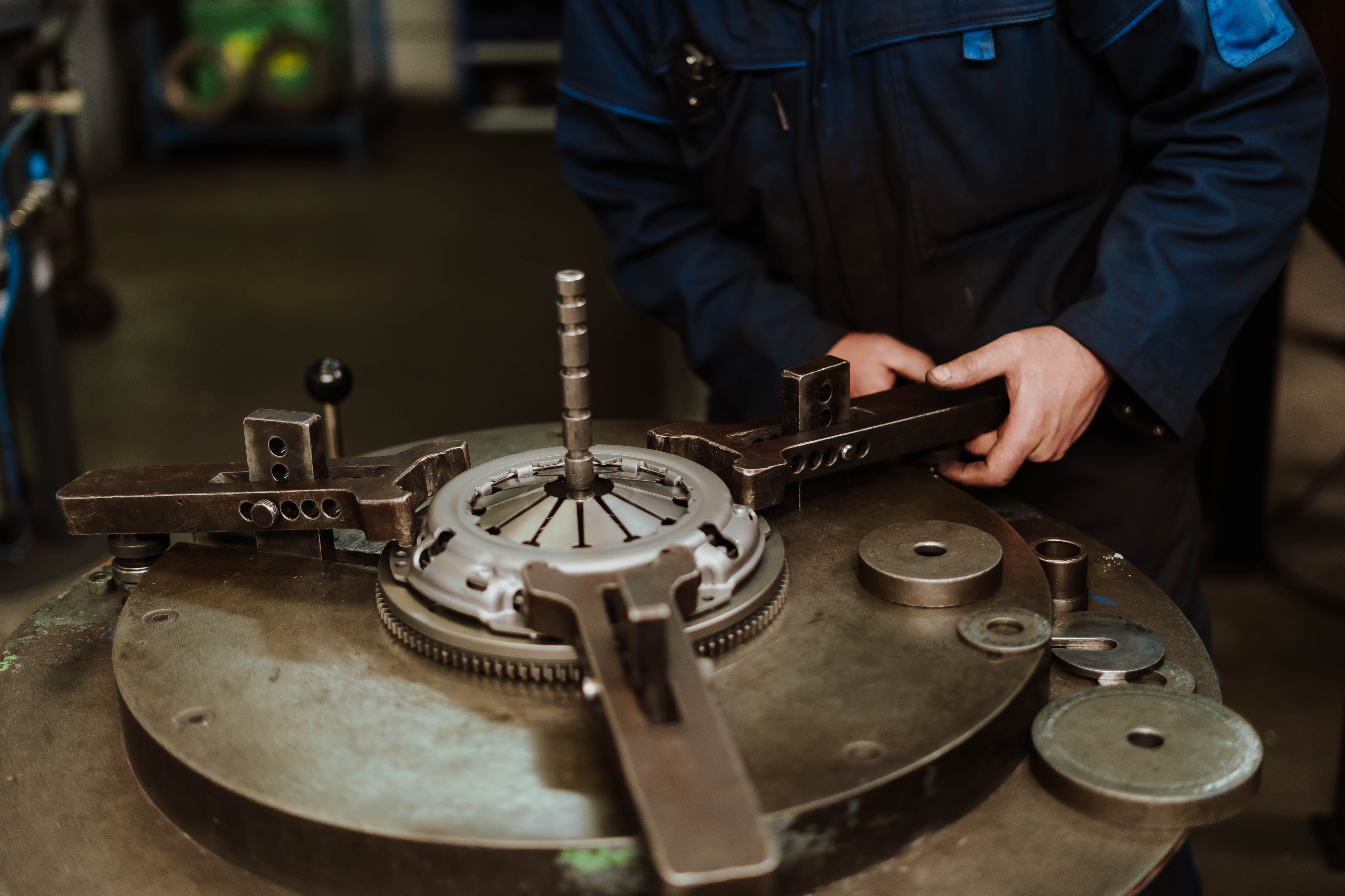 Koppeling revisie bij Vekoma. Het afstellen van de drukgroep.