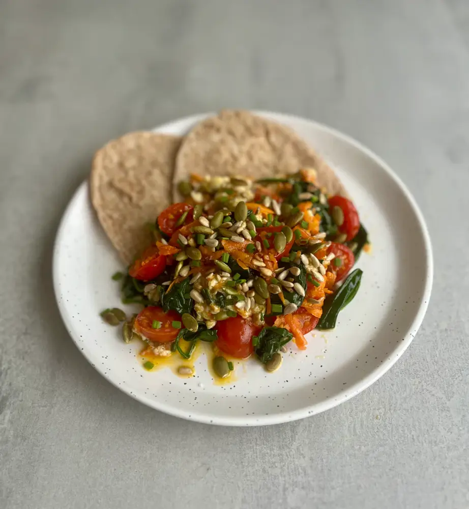 Low FODMAP Scrambled Eggs with Spinach and Tomato