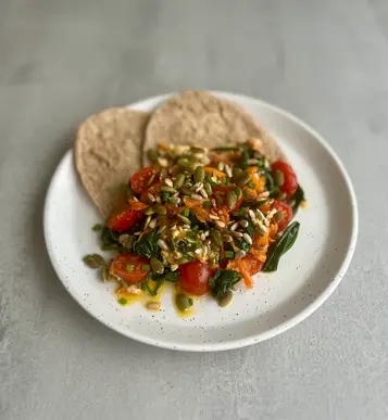 Low FODMAP Scrambled Eggs with Spinach and Tomato