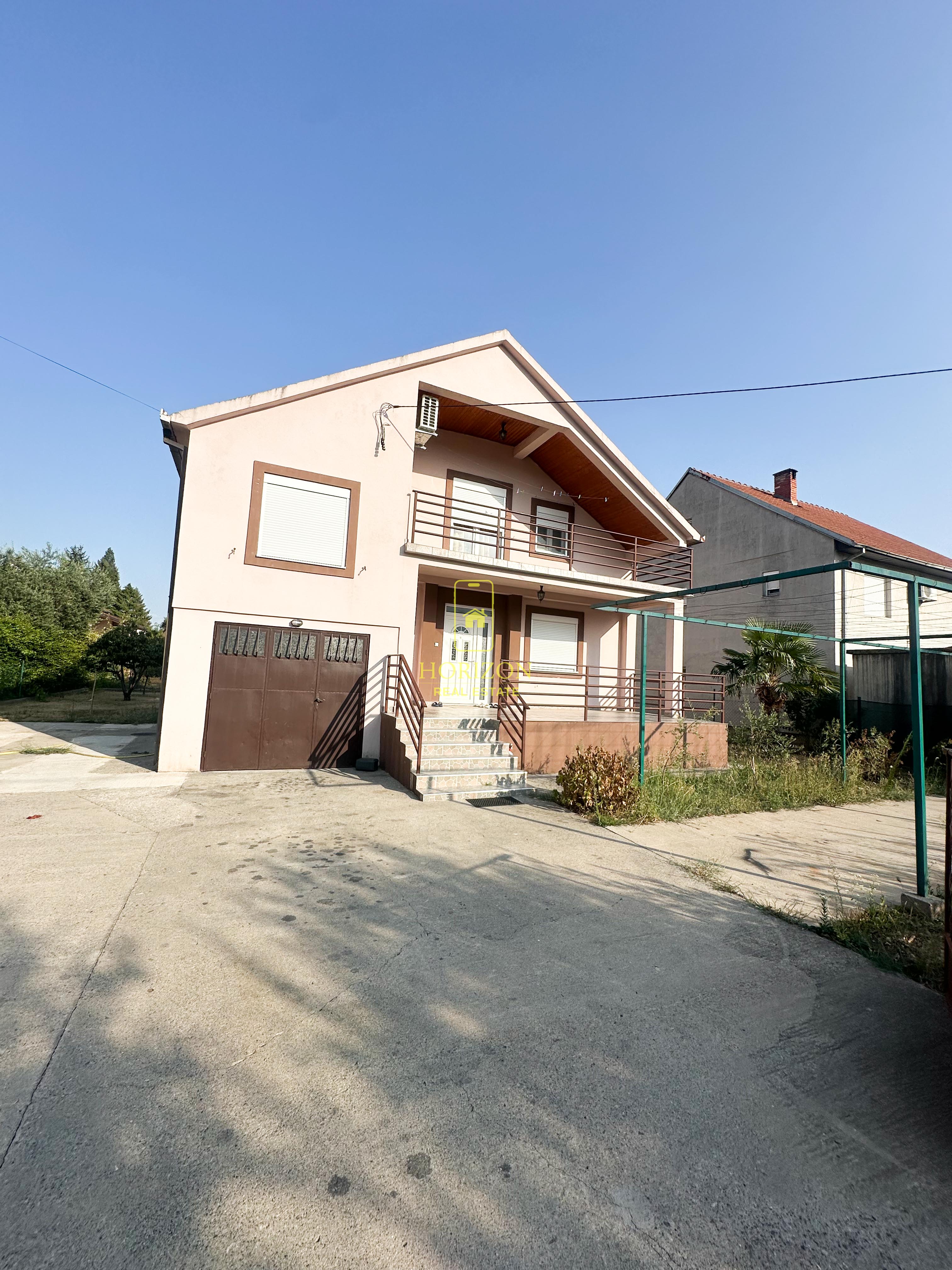 Petosobna kuća 200m2(611m2 plac), Tološi