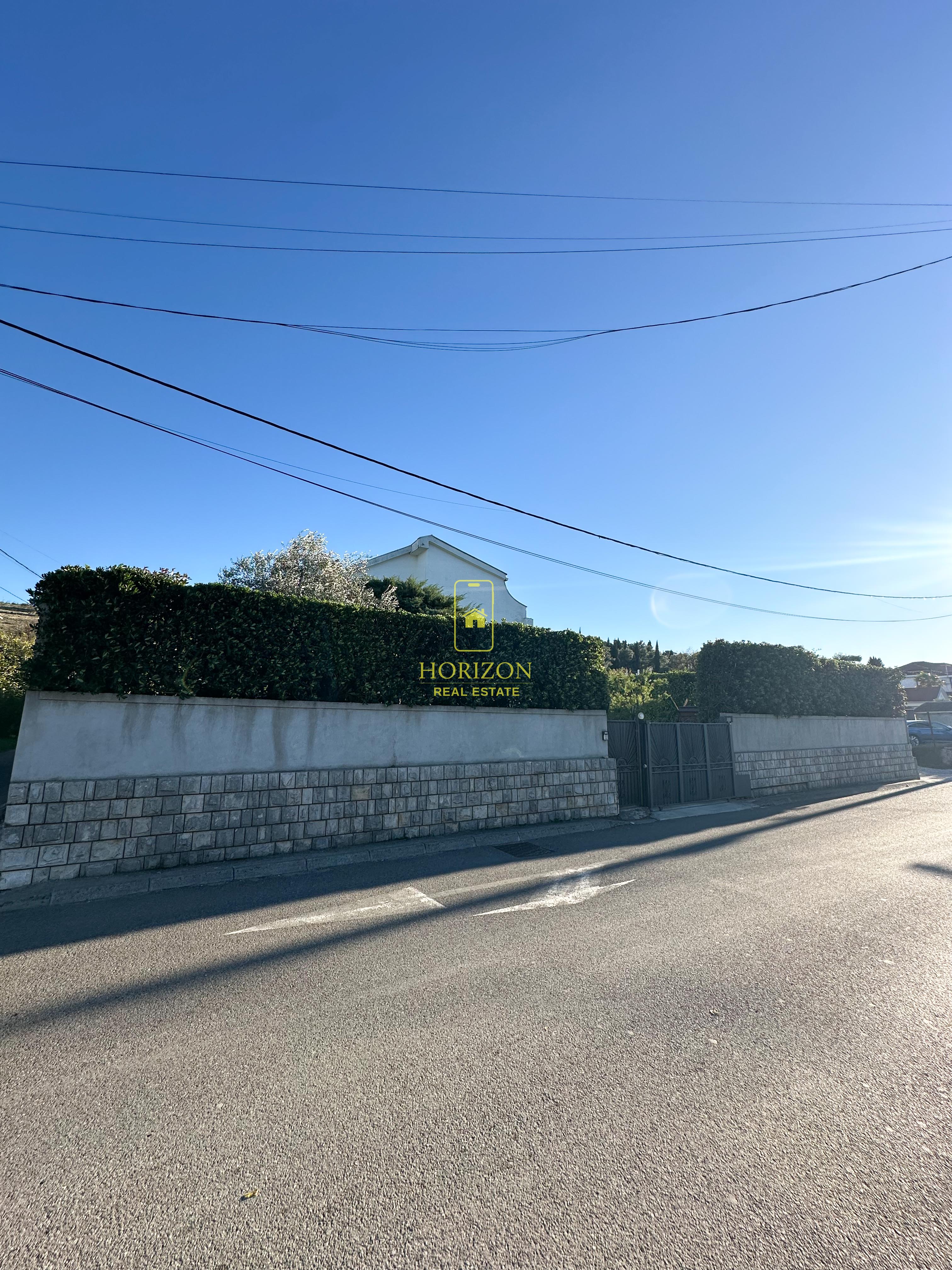 Šestosobna kuća 250m2, Zagorič(700m2 plac)