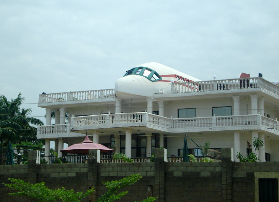 Abuja_Airplane_House.jpg