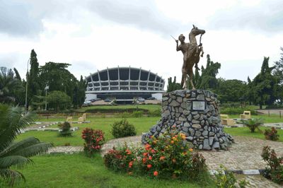 National_Theater_and_Statue,_Iganmu,_Lagos.jpg