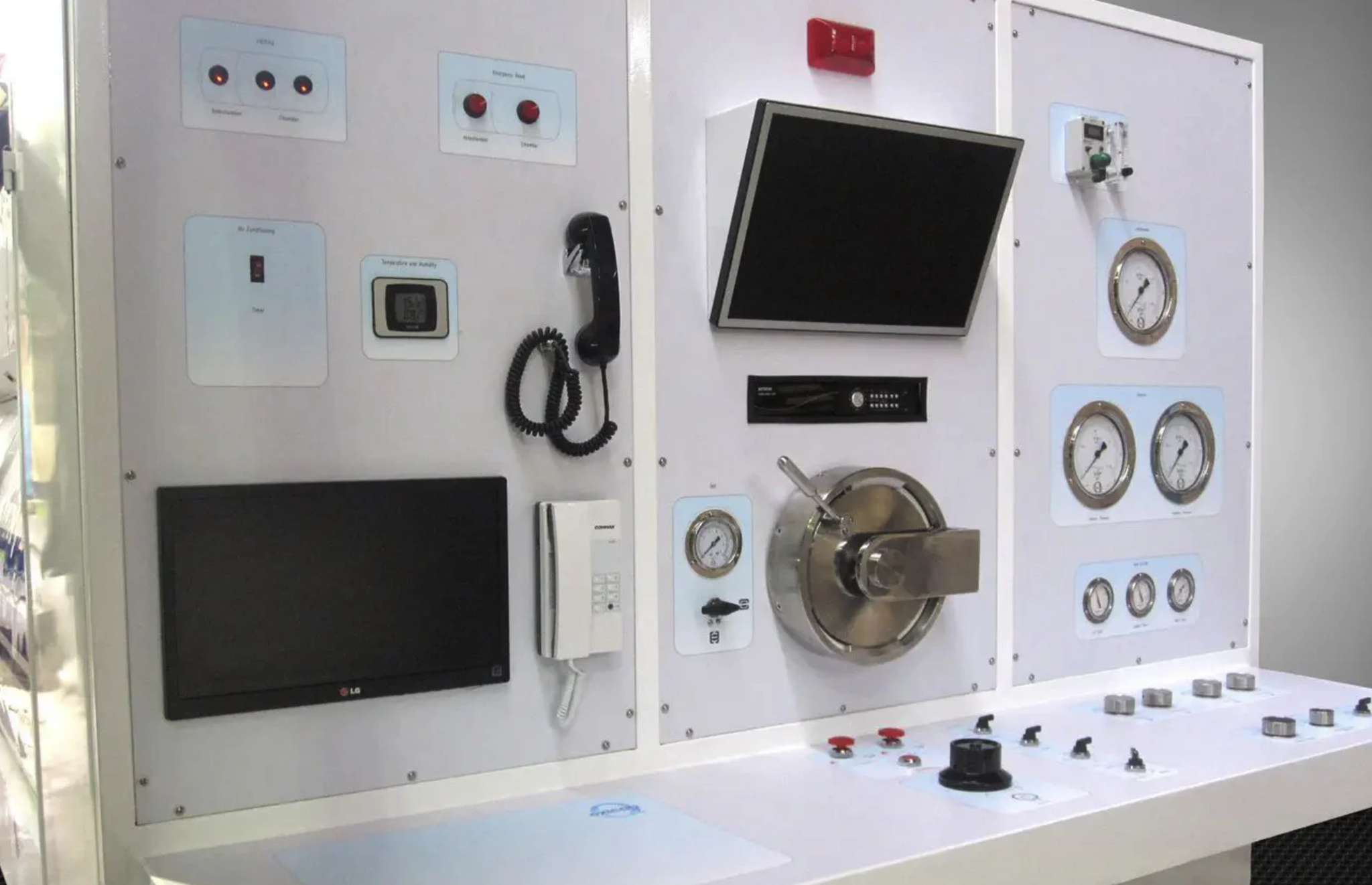 Image of a hyperbaric chamber panel 