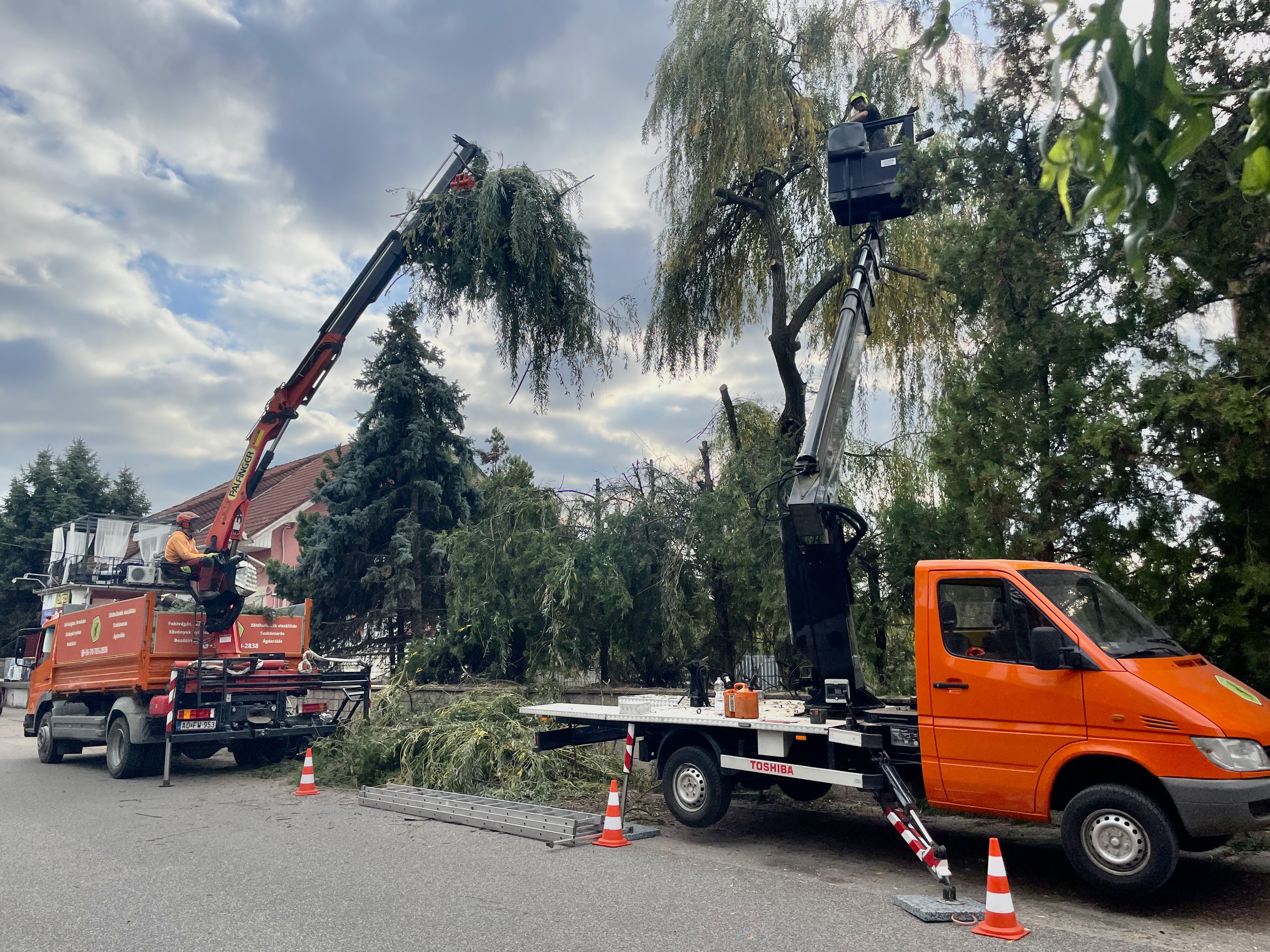 Emelőkosaras gépjármű