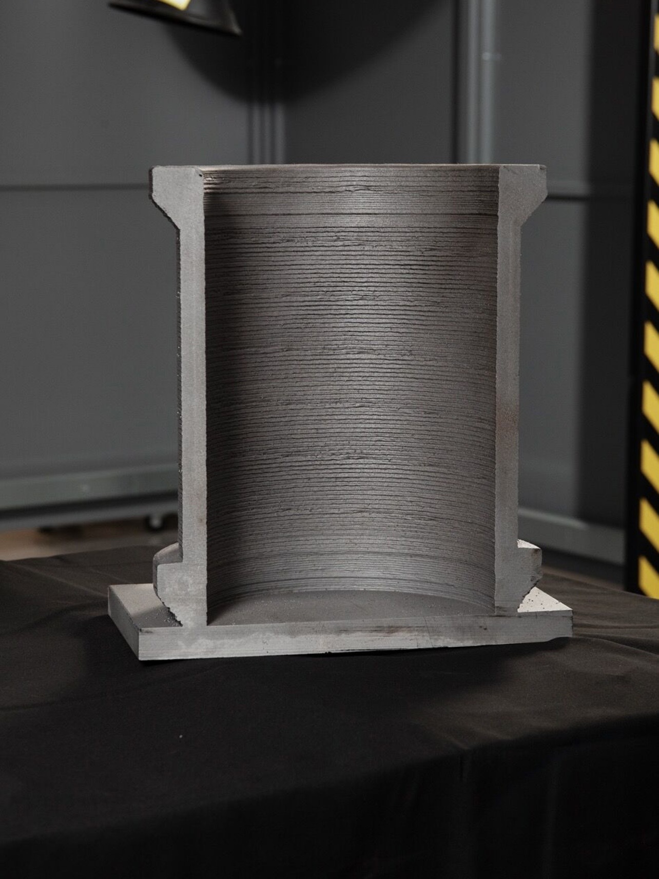 The cross section of an additively manufactured metal component