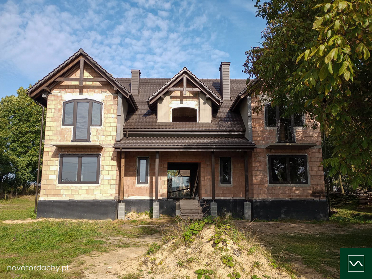 Energooszczędna stolarka Genesis I+ i dachówka ceramiczna Laumans Reńska