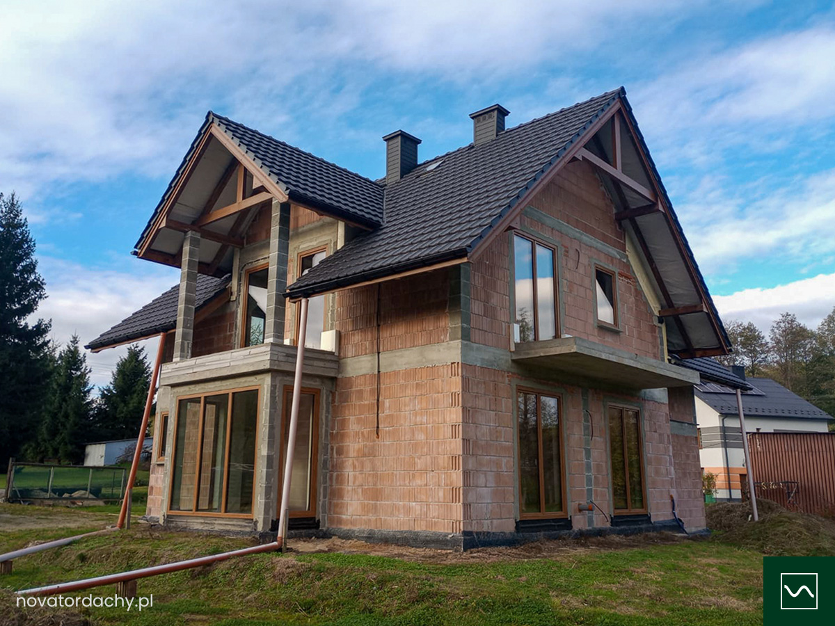 Montaż okien Vetrex Lum’up w kolorze Winchester i dachówki ceramicznej Laumans Reńska Variabel