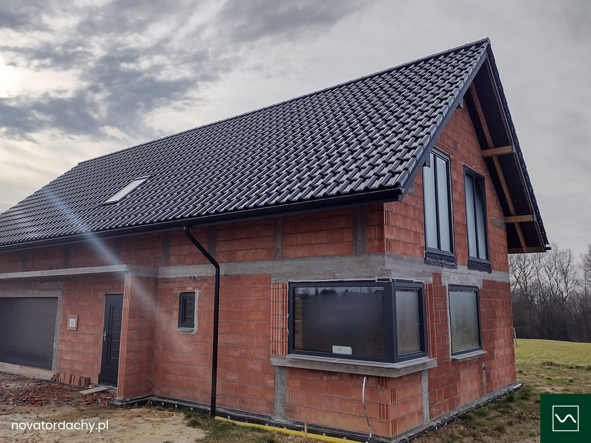 Kompleksowa stolarka Vetrex, drzwi Barański i dachówka ceramiczna swissporTON Titania