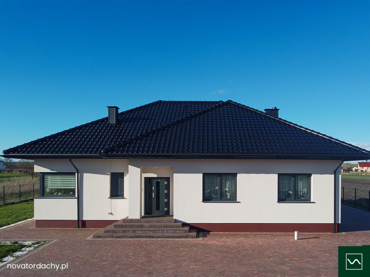 Nowoczesny czarny dach: Dachówka ceramiczna Laumans Tiefasupra i system rynnowy Krop STAL