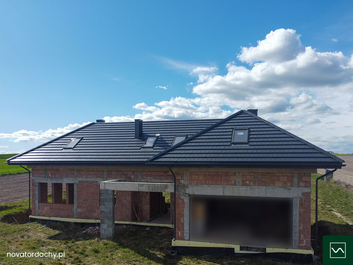 Nowoczesna dachówka płaska Meyer-Holsen Piano Carbon i stalowy system rynnowy Krop