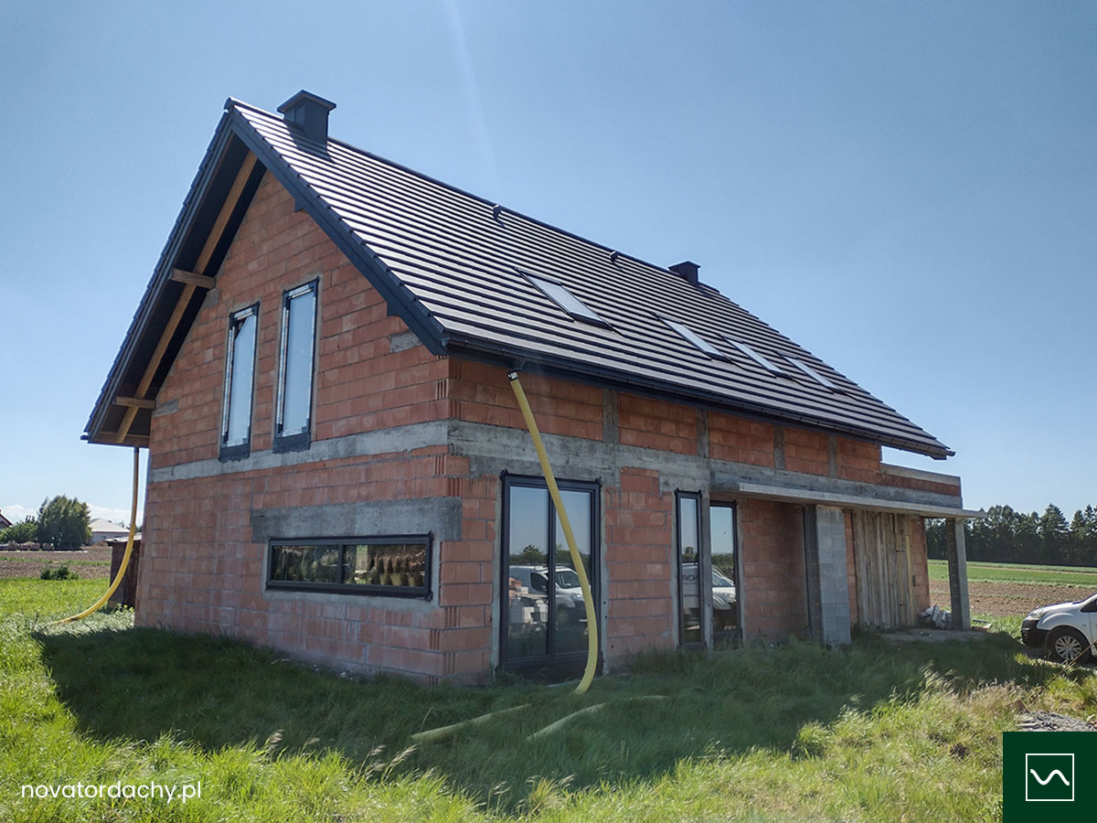 Kompleksowa stolarka premium Vetrex i Okno-Pol z płaską dachówką swissporTON Simpla