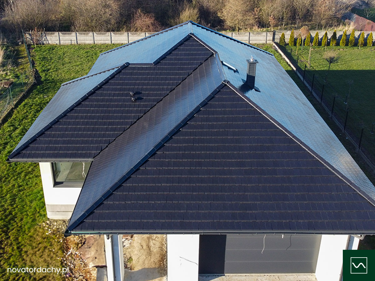 Nowoczesny dach płaski: Dachówka ceramiczna premium Meyer-Holsen Piano i rynny stalowe Krop