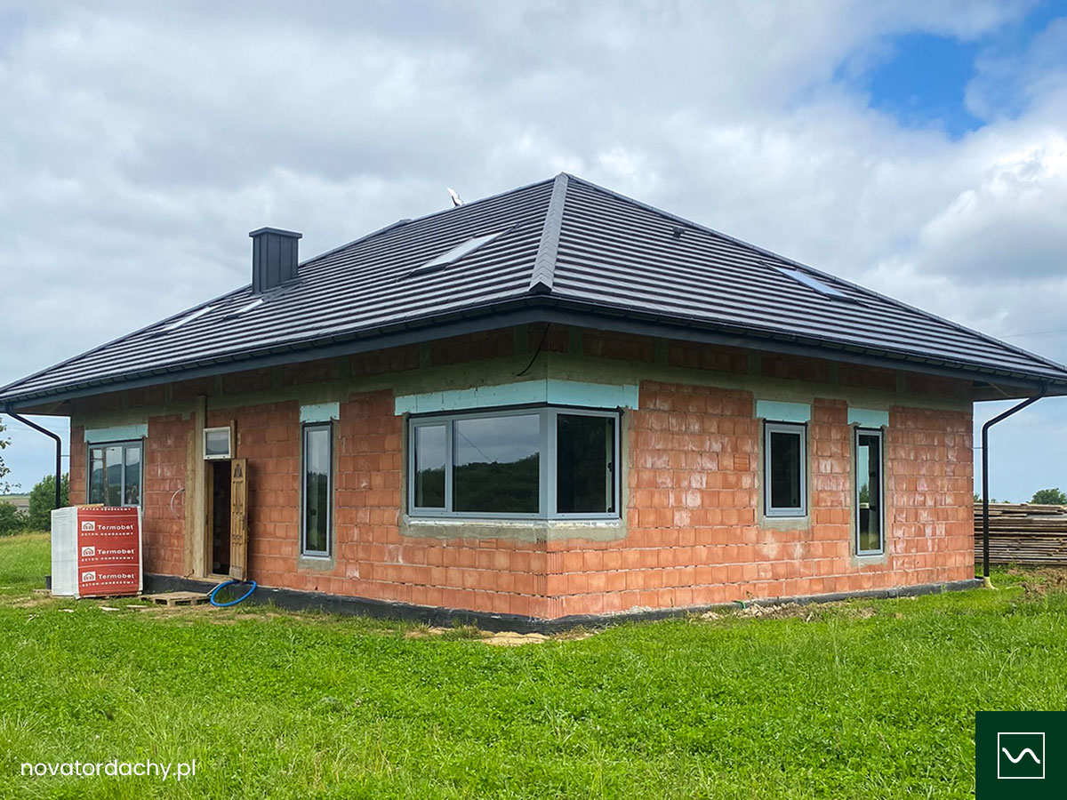 Aluminiowa stolarka Vetrex AluView i płaska dachówka Meyer-Holsen Piano